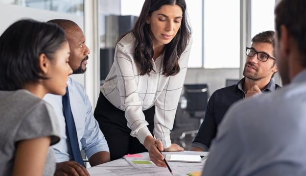 Types-of-advertising-project-management-methods خانمی در جلسه مدیریت پروژه های تبلیغاتی