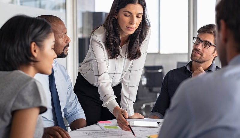 Types-of-advertising-project-management-methods خانمی در جلسه مدیریت پروژه های تبلیغاتی